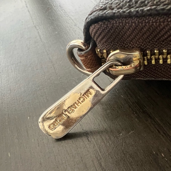 Michael Kors Wallet. BROWN - Picture 3 of 5